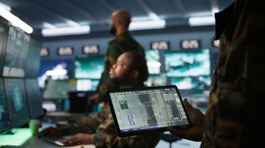 Ordu profesyoneli, askeri savaş sistemlerini ve füzeleri izlemek için yapay zeka teknolojisi kullanıyor. Afrika kökenli Amerikan bilişim yönetimi, B kamerasının operasyon kapasitesini arttırmak için sinirsel ağlar kullanır.