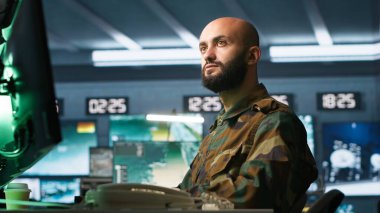 Askeri karargahtaki özel kuvvetler profesyoneli düşman birlikleri hakkında bilgi topluyor. Operasyon üssündeki izleme ekipmanlarını kullanarak düşman savunmasızlıklarını, kamera A 'yı değerlendiriyor.