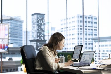 Şirket yeniliklerini güvence altına alan hırslı kadın yönetici, şirketin rekabet avantajını artırmak için yeni teknolojiler ve iş modelleri keşfediyor. Sonuçlar ve analizler değerlendiriliyor.