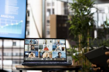 Çalışan şirket ofisindeki müşterilerle görüntülü görüşme yapıyor. İşletme ortaklarıyla çevrimiçi telekonferans toplantısı yapan yönetici, projenin ilerlemesi hakkında bilgi almak istiyor.