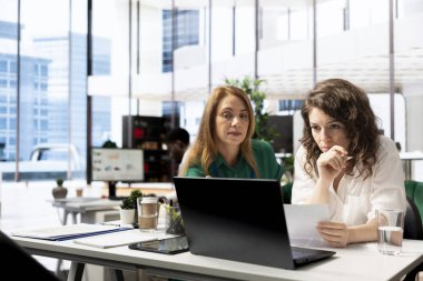 İnsan Kaynakları ekibi istihdam kurullarındaki iş ilanları vasıtasıyla vasıflı adayları işe alma araçlarını kullanarak sağlıyor. Yeni açılan şirket pozisyonu için yetenekli çalışanların kimliklerini belirleyen alıcılar.