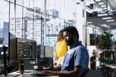 Programcı karmaşık problemleri çözen makine öğrenme API 'lerini geliştiriyor ve sürdürüyor. Dil işleme ve öngörücü analitik gibi görevleri yerine getirebilecek öngörücü modeller yetiştiren adam