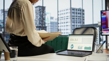 Modern kurumsal ofisinde çalışan hırslı bir kadın CEO kariyer geliştirme ve üretken bir hedef odaklı çalışma ortamı üzerine odaklanıyor. Büyümek için stratejik düşünce. Kamera B.