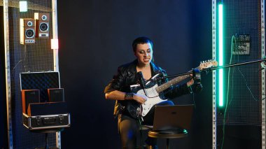 Canlı performansı için prova yapan memnun punk rock sanatçısı vokal eğitimine odaklanıyor ve ısınıyor. Alternatif müzikle pratik yapmaktan hoşlanan sinirli ikonik kadın. Kamera B.