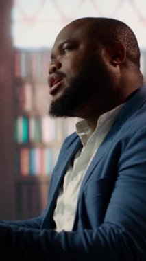 Dikey Video Gallant üst sınıf ortakları sosyal kulüpte viskinin keyfini çıkararak kariyer fırsatlarını ve gelecekteki gelişimi elit bir hava ile tartışırlar. Profesyonellikle serveti ikiye katlamak