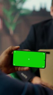 Dikey Video Profesyonel Casusluk Ekibi, hükümet görevlerinde ihtiyatlı olmanın önemini gözler önüne sererek, gizli dava dosyalarının yanında görev içgörüsünü de paylaşıyor. CIA klas karargahı