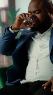 Dikey Gizli Servis ajanları yüksek riskli görevlerde veri depolama ve erişimi korumak için güvenli bir sabit diski inceliyor. İstihbarat uzmanları bir depodaki gizli delilleri gözden geçiriyorlar.