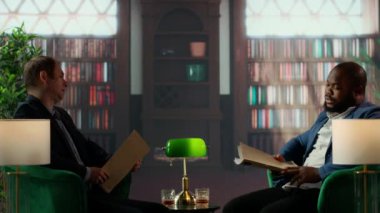 Bir büroda çok kültürlü çok gizli ajanlar kanıt analizi için gizli belgeleri okuyor, gözetlemeyi somutlaştırıyor ve casusluk işinin inceliği. CIA Gizli Servisi. Kamera B.