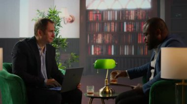 CIA ajansı yöneticisi bilgisayarındaki uydu gözetleme verilerini sunuyor. Hükümet savunma sisteminin füze yörüngesi hakkında siyah ajana önemli bilgiler sağlıyor. Kamera A.