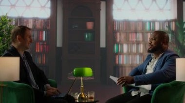 Karargâh kütüphanesinde kanıt ve evrakları inceleyen çeşitli gizli ajanlardan oluşan bir ekip ulusal güvenlik gözetleme görevini tamamlamak için stratejik düşünmeyi vurguluyor. Kritik belgeler. Kamera A.