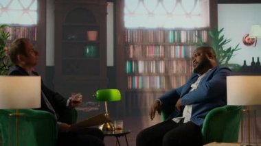 Çeşitli istihbarat ikilisi gizli bir sabit diski bir içkiyle gözden geçiriyor, veri güvenliği ve takım işbirliği için genel merkez toplantısı. Kritik CIA bilgilerini koruyan gizli ajanlar. Kamera A.