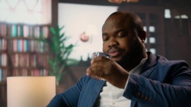 Sosyetik sosyete milyarderi lüks sosyal kulüpte viski içip üst sınıf üyeleriyle toplantının keyfini çıkarıyor. Başarılı kariyerleri olan zarif beyefendiler. Kamera A.