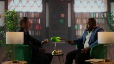 Eski bir güvenli evde kritik belgeleri inceleyen istihbarat ajanları ulusal hükümetin önemli bir misyonunu çözmek için profesyonelliği vurguluyor. Çok gizli görevler. Kamera A.