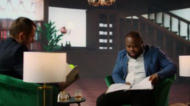 Viski üzerine hassas bilgileri analiz eden iki istihbarat subayı, ithafı ve gizli bir görevi çözme profesyonelliğini resmediyorlar. Büro kütüphanesindeki çok gizli veriler. Kamera B.