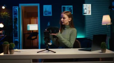 Gen Z teknoloji uzmanı içeriği filme alarak izleyicilerin satın alması için yeni piyasaya sürülen VR gözlük ürünlerini piyasaya sürdü. İzleyiciye sanal gerçeklik kulaklık ürünü sunan nüfuz edici, kamera B