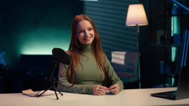 Stüdyonun iyimser yaratıcısı, Z neslinin hayran kitlesinin ilgi alanlarını tartışırken kendini filme çekiyor. Neşeli internet yıldızı mikrofonla konuşuyor, Z jenerasyonunu hedef alan video kaydediyor, kamera A