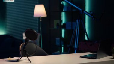 Gülümseyen etkili profesyonel stüdyo olarak kullanılan oturma odasına giriyor, çevrimiçi kanal için video kaydediyor. Neşeli bir genç, dairede oturmuş, seyircilerle konuları tartışıyor, kamera A