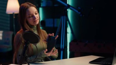 Teknisyen, yeni piyasaya çıkan akıllı telefonun teknoloji değerlendirmesini kaydediyor ve abonelere özelliklerini sunuyor. A kamerasından ev sahibi hayranlara cep telefonu reklamı yapan nüfuzlu kişi.