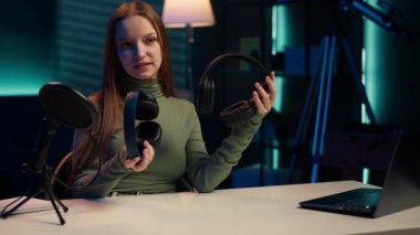 Ev filmlerindeki Z jeneratörü kulaklık karşılaştırma videosu, ses yakalamak için profesyonel mikrofonla kayıt, hayranlar için teknoloji internet şovu, kamera A