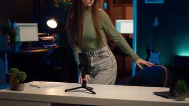 İçerik yaratıcı stüdyoya geliyor, akıllı telefonu tripodun üzerinde kullanarak vlog kanalı için tanıtım bölümü çekiyor. Medya yıldızı sadık hayran topluluğunu selamlıyor. Bugünkü konumuz, kamera A.