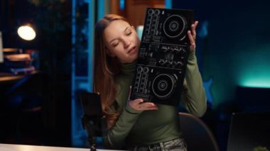 Gen Z sanatçısı DJ turntable 'ları karıştırıyor, internet yayın kanalı için müzik prodüksiyonu dersi veriyor. Genç medya yıldızı ses mikseriyle oynuyor. Ev stüdyosunda, kamera A 'da.
