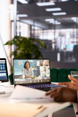 Şirketin CEO 'su uzaktan kumandalı işçilerle video konferans yapıyor, proje planını tartışıyor. Evdeki çalışanlarla internet video görüşmesinde bilgisayar danışmanı.