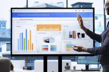Hava tahminleri ortakları analitik sunmak için bilgi grafikleri ve veri görselleştirme araçları kullanır, karmaşık istatistikleri anlamayı kolaylaştırır ve önemli stratejik kararlarda yardımcı olur.