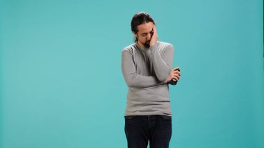 Hastalıktan kötü hisseden, baş ağrısı çeken, ilaç alan, stüdyo geçmişinden soyutlanmış bir adam. Yorgun insan soğuktan acı çekiyor, ilaç tedavisi görüyor, kamera A