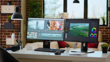 Görüntüleri düzenlemek için bilgisayar, video üretimi ve miksajı yapan bir video düzenleme yazılımı olan boş ofis masası. Film yapımcılığı medyası için profesyonel program, yaratıcı stüdyo.