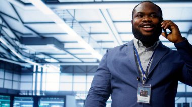 Veri merkezindeki programcının telefon konuşmalarını yakından çek, teftiş yap. Sahada bilişim uzmanı telefon görüşmesi sırasında sunucu merkezinde yöneticiyle konuşuyor, ana bilgisayarları izliyor, kamera B