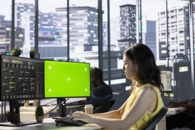 Makine öğrenme modellerini eğitmek için bulut hesaplama kaynakları ve platformlar için yeşil ekran bilgisayarı kullanılıyor. Model PC kullanarak şirket sistemlerini izleyen ve sürdüren kadın