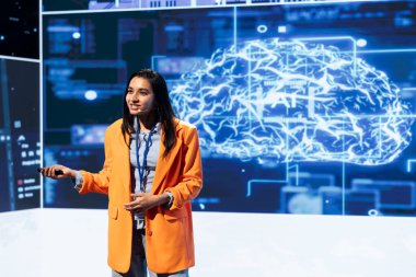 Küresel konferansta konuşan gülümseyen uzman, kurumsal yapay zeka, makine öğrenimi, güvenlik, etik yapay zeka, derin öğrenme, veri ekosistemleri ve doğal dil işleme gibi konuları araştırıyor