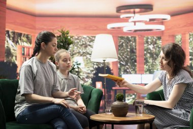 Terapist depresyon için temel bir rehber olarak kişisel gelişim terapi kitabı öneriyor, duygusal refahı desteklemek ve terapi yoluyla iyileşmeyi desteklemek için stratejiler sunuyor..