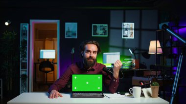 Canlı yayın yapan adam izleyicilere son günlerdeki haber başlıklarını anlatıyor, kroma anahtar laptoptan okuyor. Çevrimiçi sunucu sunucuyu göster yeşil ekran not defteri, kamera B