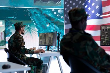 ABD ordusu yetkilisi sunucuların korunması ve devlet sırlarının korunması, yüksek teknoloji bürosundaki önemli melez savaş verilerinin korunması üzerinde çalışıyor. Askeri asker hackleme faaliyetlerini denetliyor..