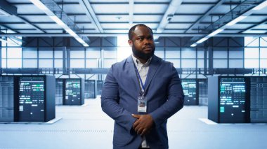 Bilgi işlem uzmanı ileri teknoloji ile veri merkezini yönetiyor, siber güvenlik ve etkili ağ yönetimi sağlıyor. Veri merkezi altyapısını koruyan ve optimize eden sunucu odasındaki yönetici, kamera B