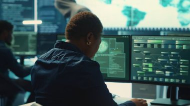 Bir devlet dairesinde şifreleme ve bilişim güvenliği üzerine çalışan siber güvenlik uzmanı. Kadın siber operasyonlar, ağ güvenliği ve melez savaşı için veri koruması yapıyor. Kamera A.