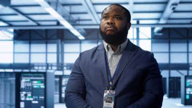 Bilgi işlem uzmanı ileri teknoloji ile veri merkezini yönetiyor, siber güvenlik ve etkili ağ yönetimi sağlıyor. Veri merkezi altyapısını koruyan ve optimize eden sunucu odasında yönetici, kamera A