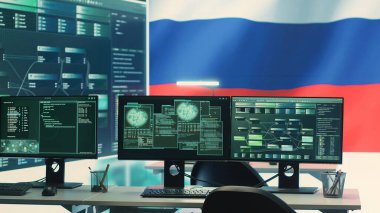 Büyük ekranda Rus bayrağı olan hükümet siber operasyon odası bilgi savaşı ve trollemeye odaklanıyor. Hackerların yanlış bilgilendirme ve kalabalığı kontrol etmedeki rolünü vurgulamak. Kamera A.