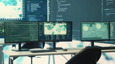Hükümet hackleme ve tehdit tespiti için boş siber operasyon merkezi. Siber tehdit, siber suç ve dijital bilginin korunması teknolojisi ile donatılmıştır. Kamera A.