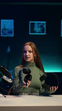 Vertical Video Content yapımcısı kendini filme çekiyor. En sevdiği sanatçının yeni albümünü dinliyor, müziği eleştiriyor. Çevrimiçi yıldız internet şovu sunuyor, şarkıları derecelendiriyor, gürültüyü keserek onları dinliyor.