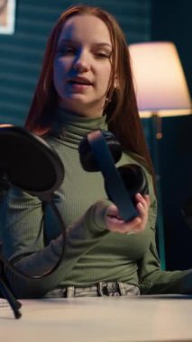Vertical Video Content yapımcısı kendini filme çekiyor. En sevdiği sanatçının yeni albümünü dinliyor, müziği eleştiriyor. Çevrimiçi yıldız internet şovu sunuyor, şarkıları derecelendiriyor, gürültüyü keserek onları dinliyor.