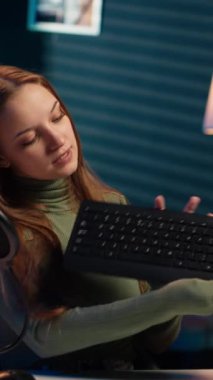 Vertical Video Entertainer, sponsorluk videosundan klavye ve fare sunarak izleyicileri onu satın almaya teşvik ediyor. Genç kız, izleyicilere bilgisayar çevresi tanıtımı yaparak pazarlamayı etkiliyor.