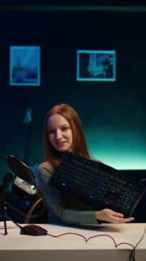 Fiyatın haklı olup olmadığını görmek için kişisel stüdyoda gözden geçirirken Happy 'nin klavye ve fareyi test ettiği dikey video etkisi. Seyircilere bilgisayar çevresel özelliklerini gösteren neşeli medya yıldızı