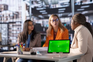 Çok ırklı bir grup kadın kendilerini kroma anahtarının yanında kanıtlamak için çok çalışıyor, erkeklerin egemen olduğu bir iş sektöründe başarı için savaşıyorlar. Çeşitli meslektaşlar sıkı bir genişleme sağlıyorlar.