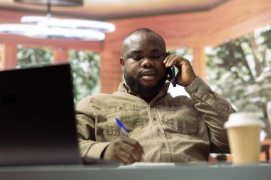 Girişim girişimcisi, kalkınma için iş fonlarını müzakere etmek üzere şirket kurulumundan yatırımcı grubunu arıyor. Yönetici önemli bir telefon görüşmesinde insanlarla konuşuyor..