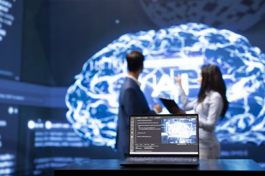 Bulanık arka planda yapay zeka ile çalışan yapay zeka araştırmacıları tarafından kullanılan iş yerindeki dizüstü bilgisayara odaklanın. Teknoloji başlangıcında yapay zeka sistemleri geliştiren işçilerin kullandığı defteri kapat