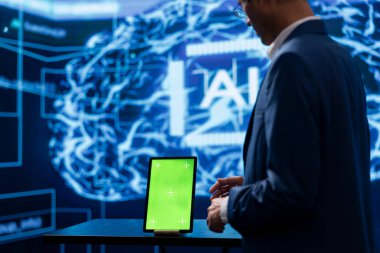 Sistem yöneticisi başlangıçta Krom anahtar tableti kullanarak yapay zeka alanında gelişmeler yapıyor. Yüksek teknoloji laboratuvarında çalışan bilişim uzmanı tarafından kullanılan yeşil ekran cihazı.