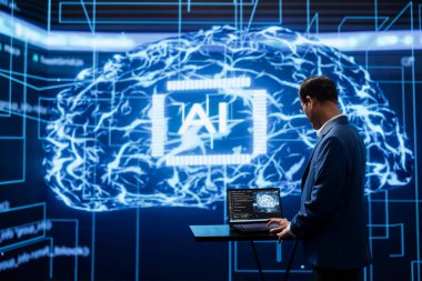 Bilgisayarda yapay zeka bilişsel hesaplama teknolojisi çalıştıran programcı bilgisayarlı modeldeki insan düşünce süreçlerini taklit ediyor. Hintli adam deftere kod yazıyor, veri madenciliği için kendi kendini öğrenme algoritmalarını kullanıyor.