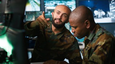 Ordu birimi iş arkadaşının yanındaki devlet tesisinde çalışıyor, beyin fırtınası yapıyor, gözetleme teknisyenliği yapıyor. Operasyon karargahında görev yapan bir grup asker, kamera A